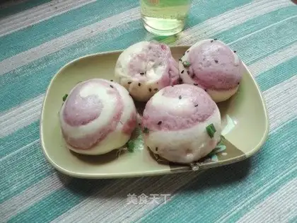Two-color pan-fried pork bun