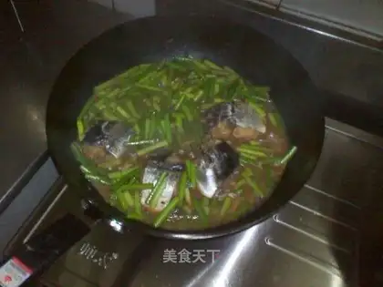 Spanish mackerel and garlic sprouts