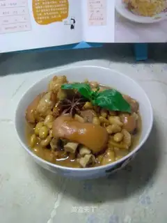 Stewed pork knuckle with soybeans