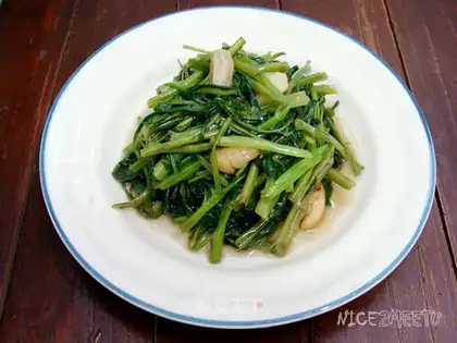 Chinese cabbage mashed with garlic