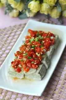 Stinky tofu with chopped pepper