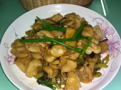 Pickled vegetables, ginger and onion, pig intestine