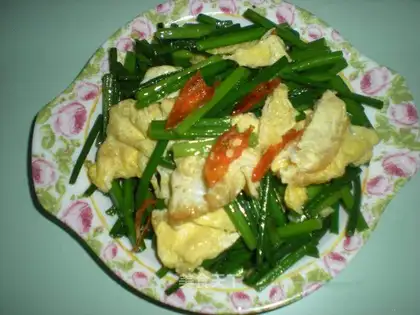 Scrambled eggs with leek moss