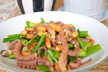 Soybean sauce and onion mixed with eight strips