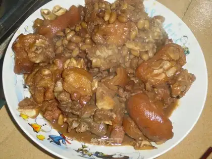 Braised pork knuckles with peanuts