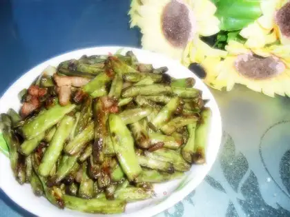 Dry stir-fried green beans with minced meat