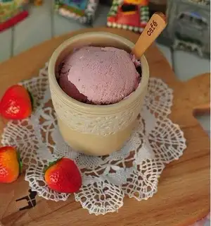Strawberry yogurt ice cream