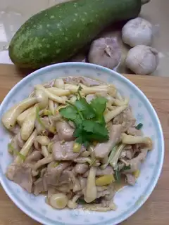 Fried pork slices with white mushroom