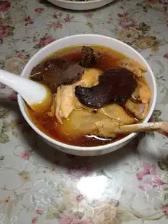 Red mushroom chicken soup
