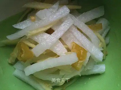 Pickled shredded radish with pickled pepper