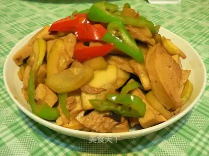 stir-fried vegetarian chicken with zucchini