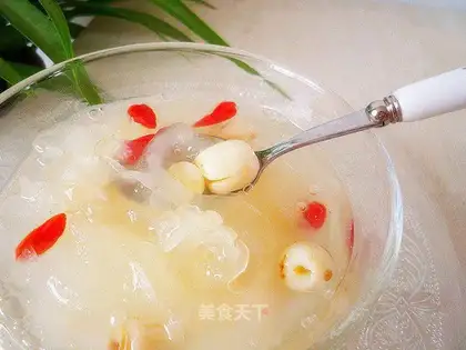 Crystal sugar Tremella lotus seed soup