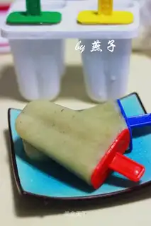 Banana yogurt popsicles