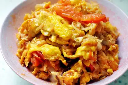 Scrambled cabbage with tomato and egg