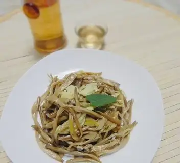 Scrambled eggs with day lily