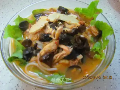 Chicken soup rice noodles