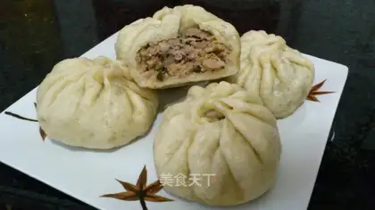 Pickled pork steamed buns