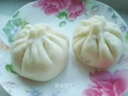 Chinese cabbage and mushroom meat steamed buns