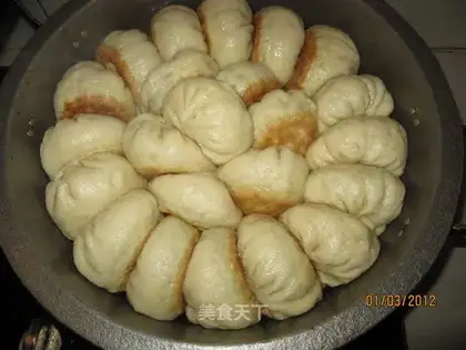 Pan-fried buns with leek and pork