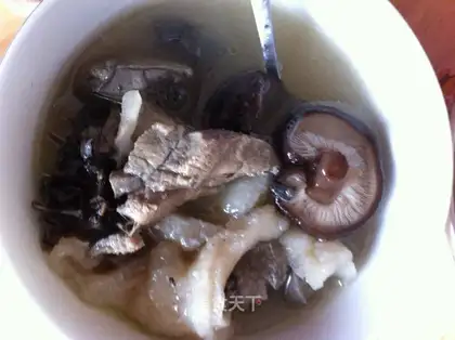 Black-chicken fish maw soup