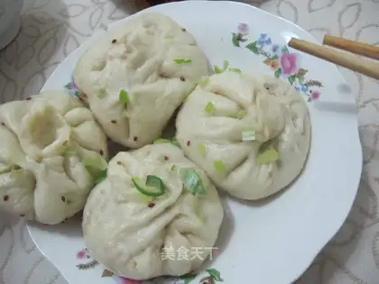 Pan-fried buns with chicken sauce