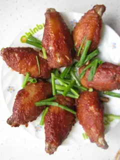 Roasted chicken wings with garlic