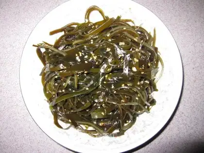 Shredded seaweed salad