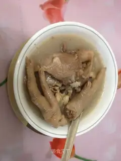 Pork bones, chicken feet and eyebrow bean soup
