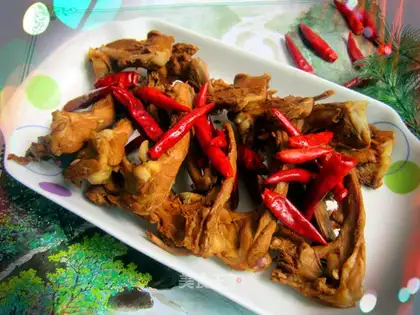 Spicy and stewed duck clavicle