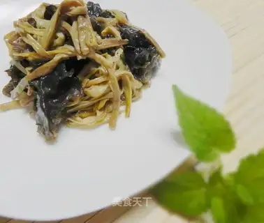 stir-fried fungus with day lily