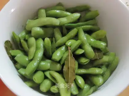 Boiled edamame with wine aroma