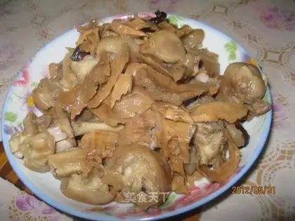 Stewed pig's feet with yellow bamboo shoots