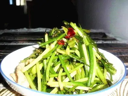 stir-fried pork with garlic sprouts