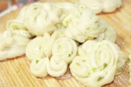 Scallion scented roll