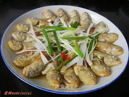 Spicy salmon with shredded green onion