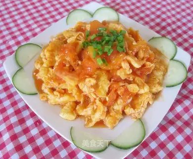 Scrambled eggs with red cabbage