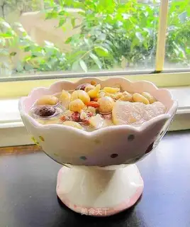 Lotus seeds, lily and laurel garden porridge