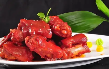 braised pork knuckles in red
