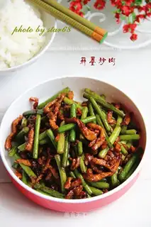 stir-fried shredded pork with garlic sprouts