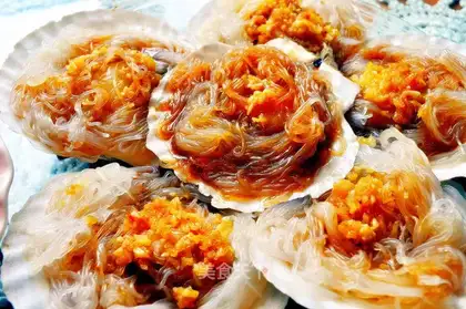 Steamed scallops with garlic and vermicelli