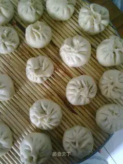 Pork bun with plum vegetable sauce