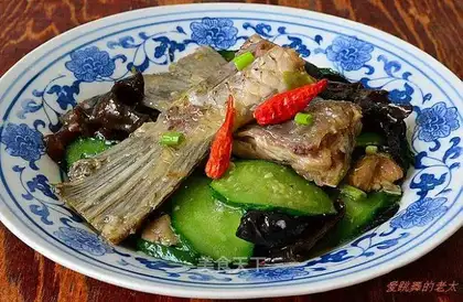 Fried fish with black fungus