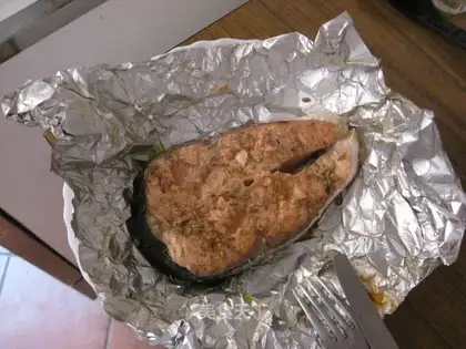 Pan-fried salmon with tin foil