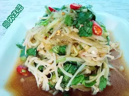 Flammulina velutipes mixed with cucumber