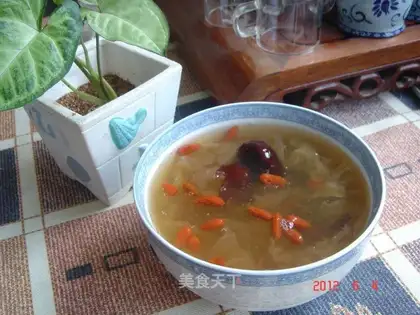 Tremella lotus seeds and red dates soup