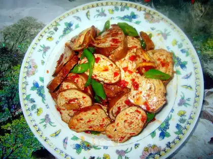 Sauteed tofu rolls with spicy sauce
