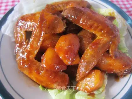 Stewed chicken wings with apple