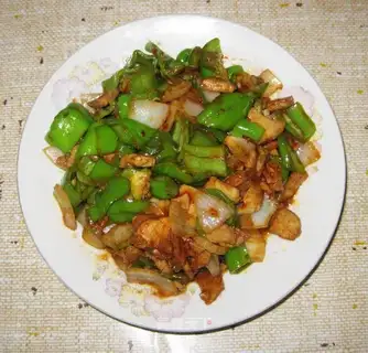stir-fried diced chicken with spicy sauce