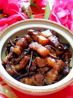 Roasted pork with tea tree mushroom
