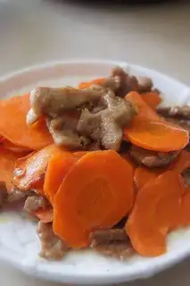 stir-fried pork with carrot